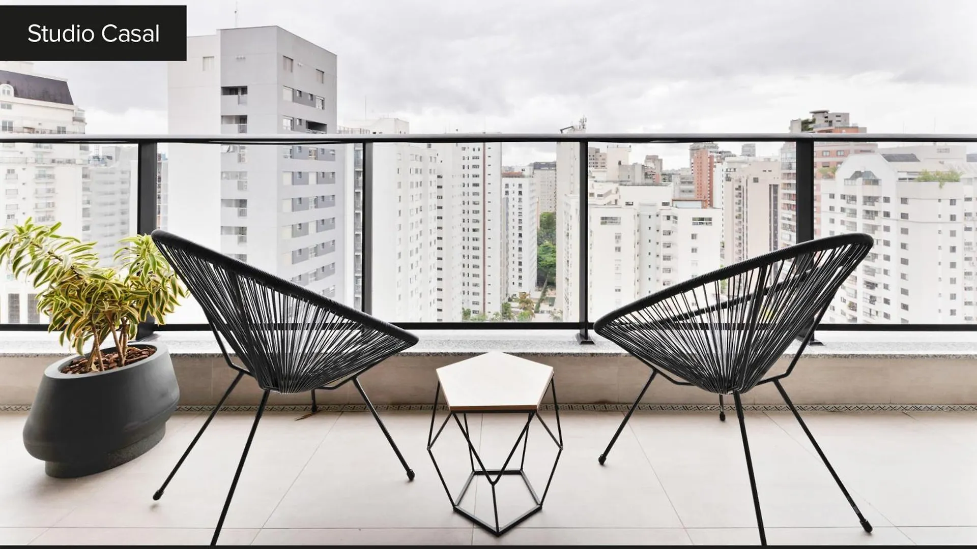 Studio sofisticado com garagem próximo ao Ibirapuera - Vila Nova Conceição São Paulo Brasil